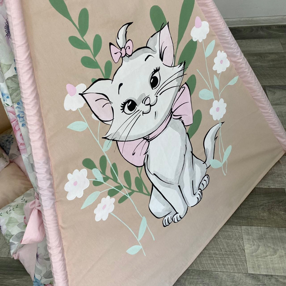Dettaglio teepee bambina con gatto bianco dipinto a mano su fondo rosa con fiori e foglie verdi