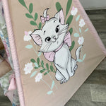 Dettaglio teepee bambina con gatto bianco dipinto a mano su fondo rosa con fiori e foglie verdi