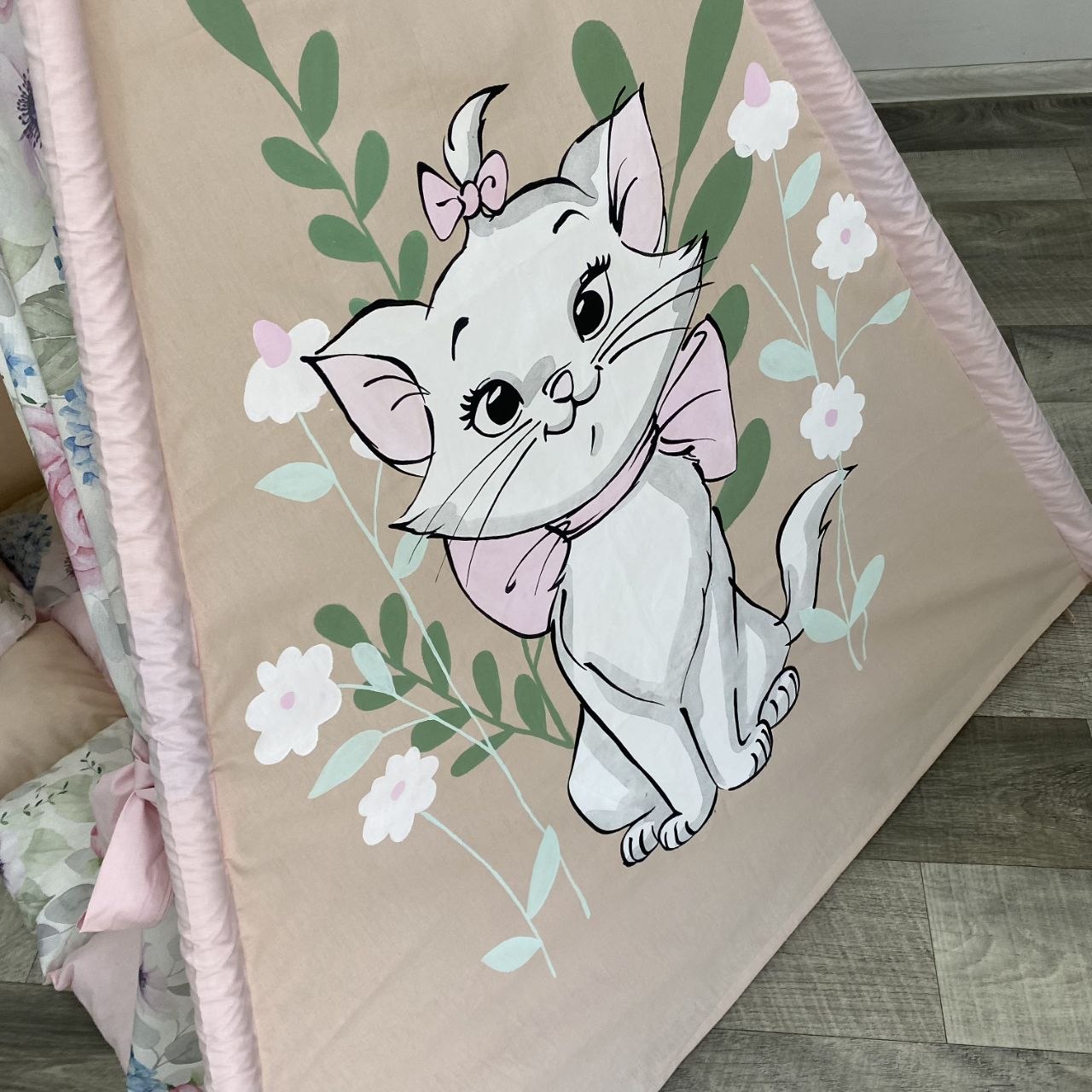 Dettaglio teepee bambina con gatto bianco dipinto a mano su fondo rosa con fiori e foglie verdi