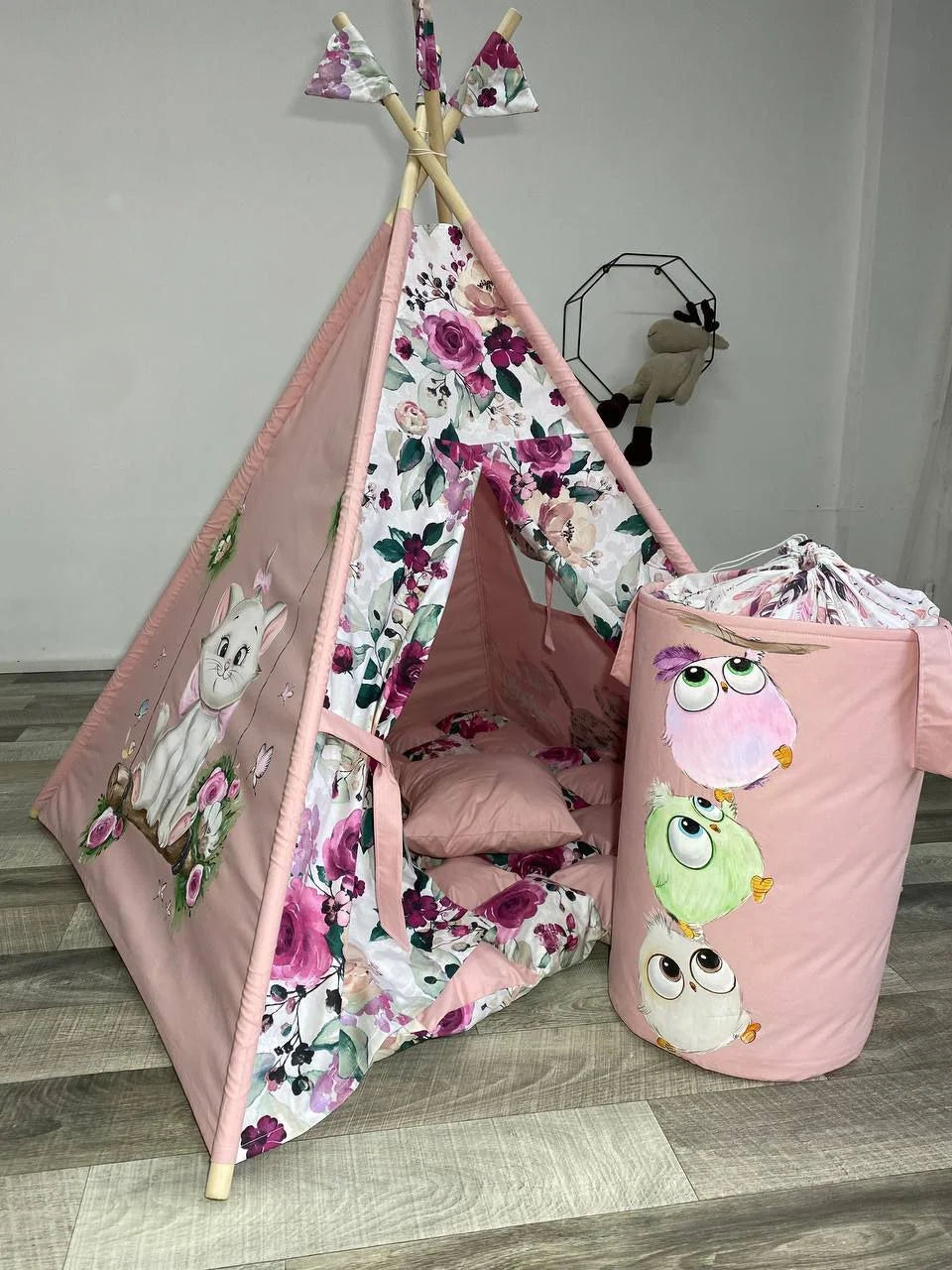Teepee bambina rosa con coniglio dipinto a mano, pannelli floreali, cuscini rosa e cestino con gufi colorati