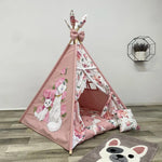 teepee bambina rosa con due gatti bianchi dipinti a mano, pannelli decorati con fiori, pompon e cuscini coordinati