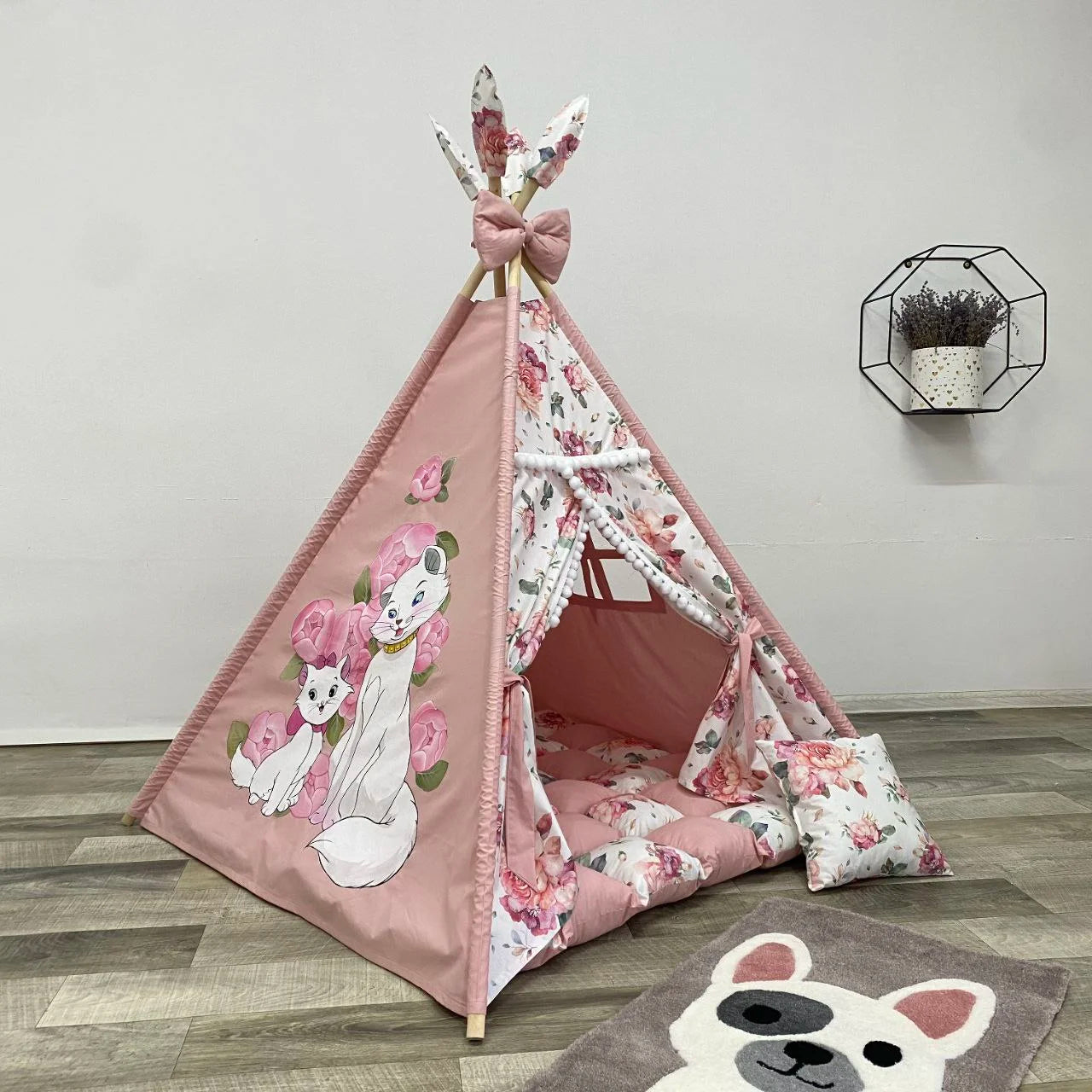 teepee bambina rosa con due gatti bianchi dipinti a mano, pannelli decorati con fiori, pompon e cuscini coordinati