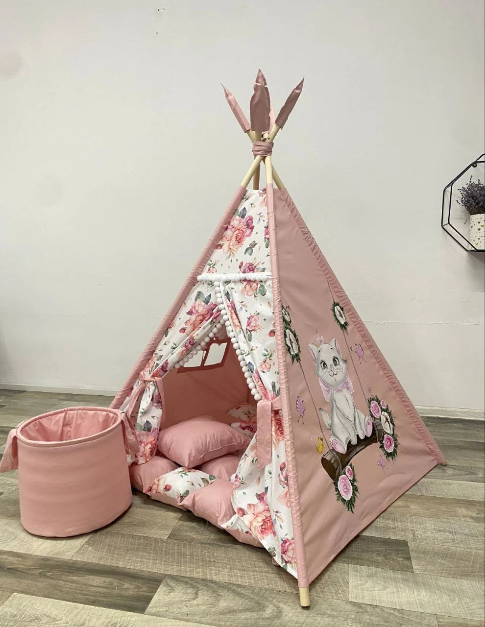 Teepee bambina rosa con gatto sull'altalena dipinto a mano, cestone rosa e cuscini floreali coordinati