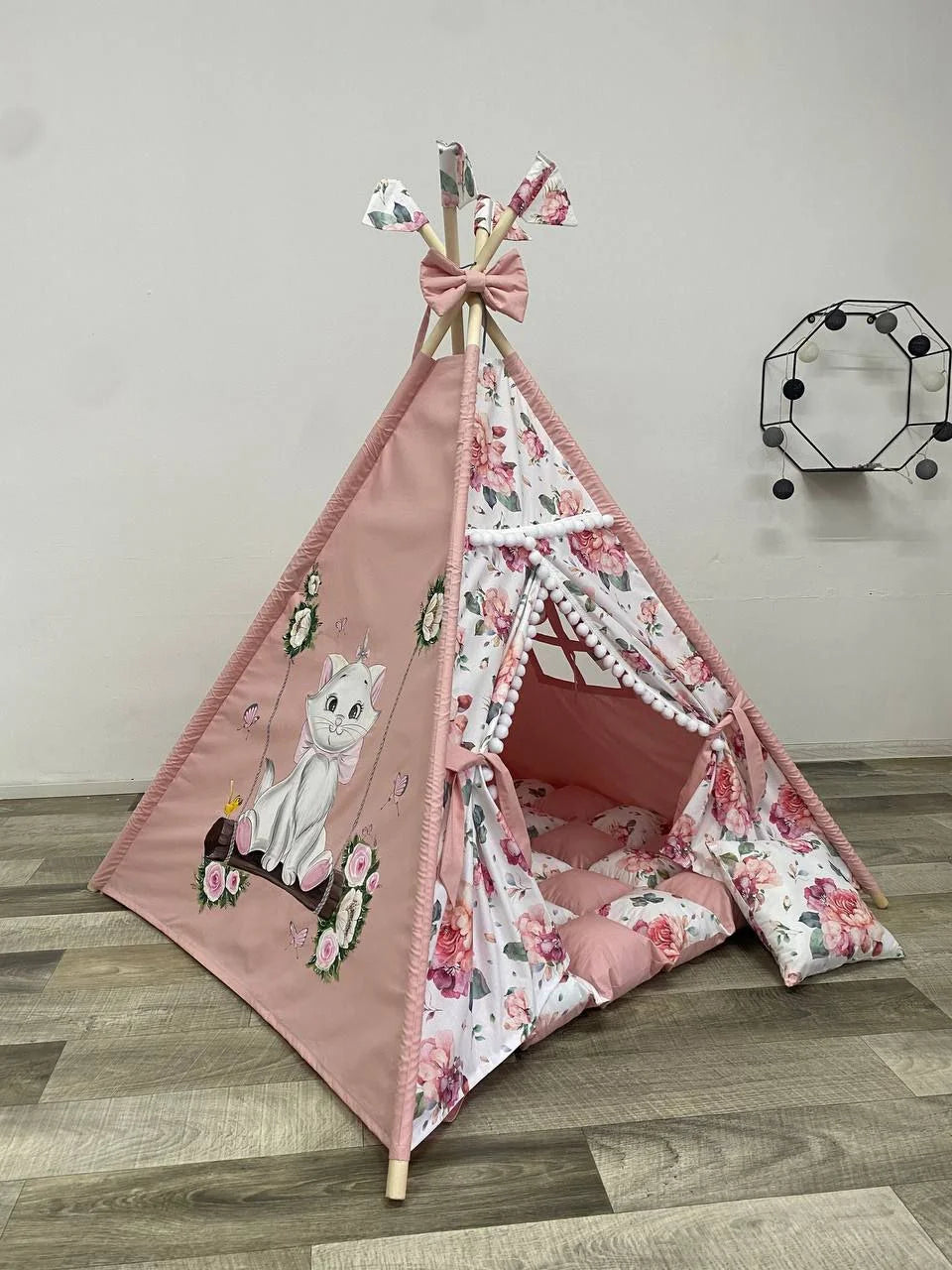 Teepee bambina rosa con gatto bianco sull'altalena dipinto a mano, pannelli floreali e pompon bianchi