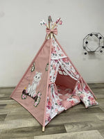 Teepee bambina rosa con gatto bianco sull'altalena dipinto a mano, pannelli floreali e pompon bianchi