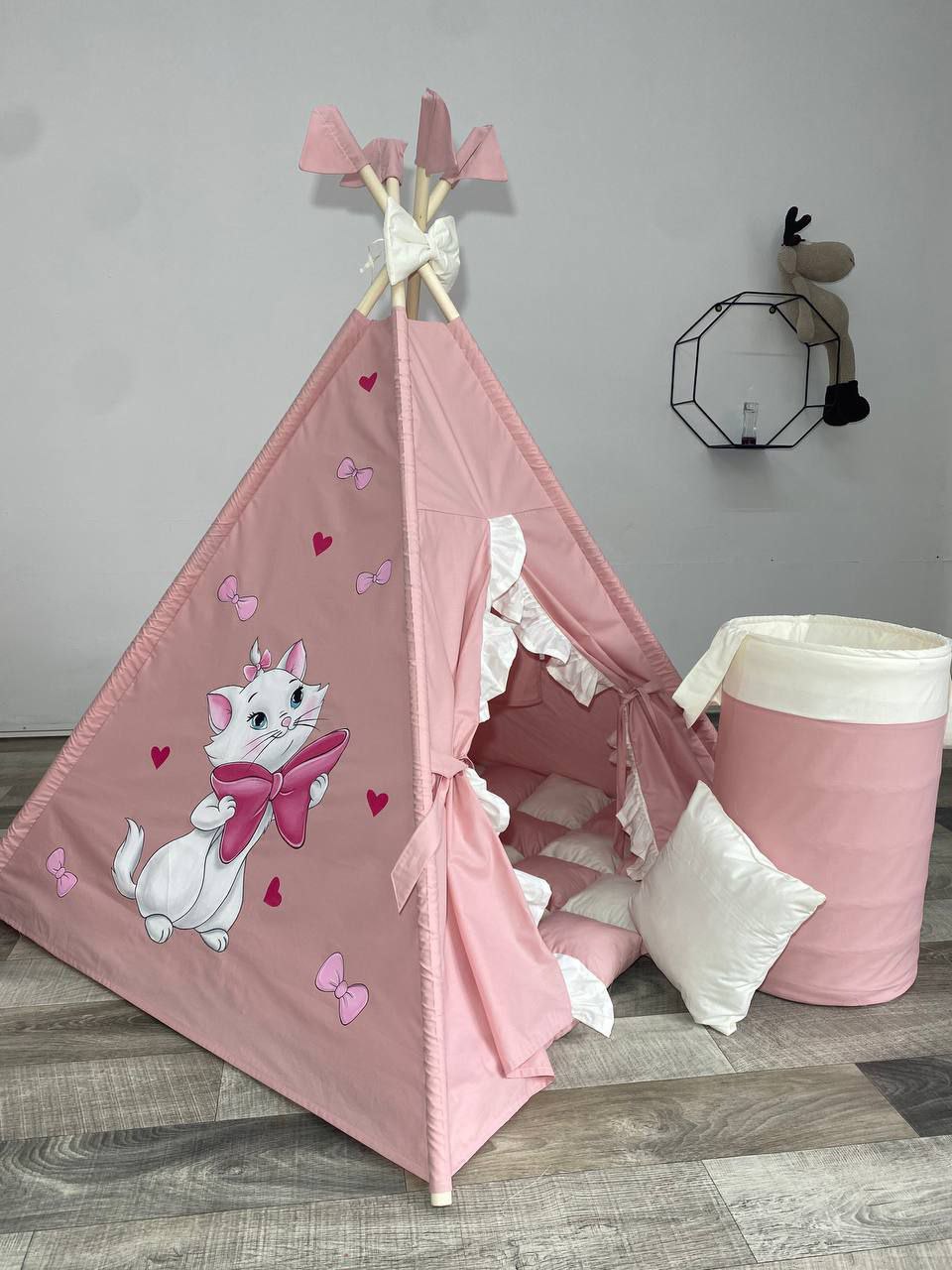 Teepee bambina rosa con gatto bianco dipinto a mano, cuori e fiocchi, volant  decorative bianche e cestino coordinato