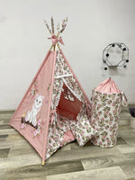 Tenda teepee bambini rosa con gatto bianco dipinto a mano, foglie decorative, pompon bianchi e cestino coordinato