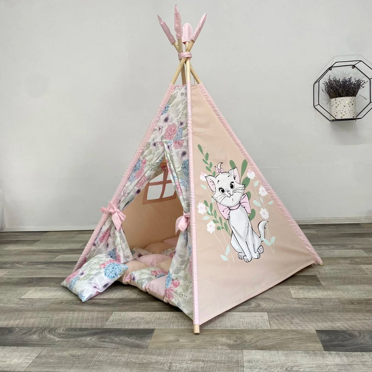Teepee bambina rosa con gatto bianco dipinto a mano, pannelli floreali, fiocchi rosa e cuscini coordinati