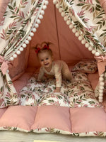 Teepee bambina rosa con tappeto e cuscini decorati foglie rosa e verdi, pompon bianchi e fiocchi rosa