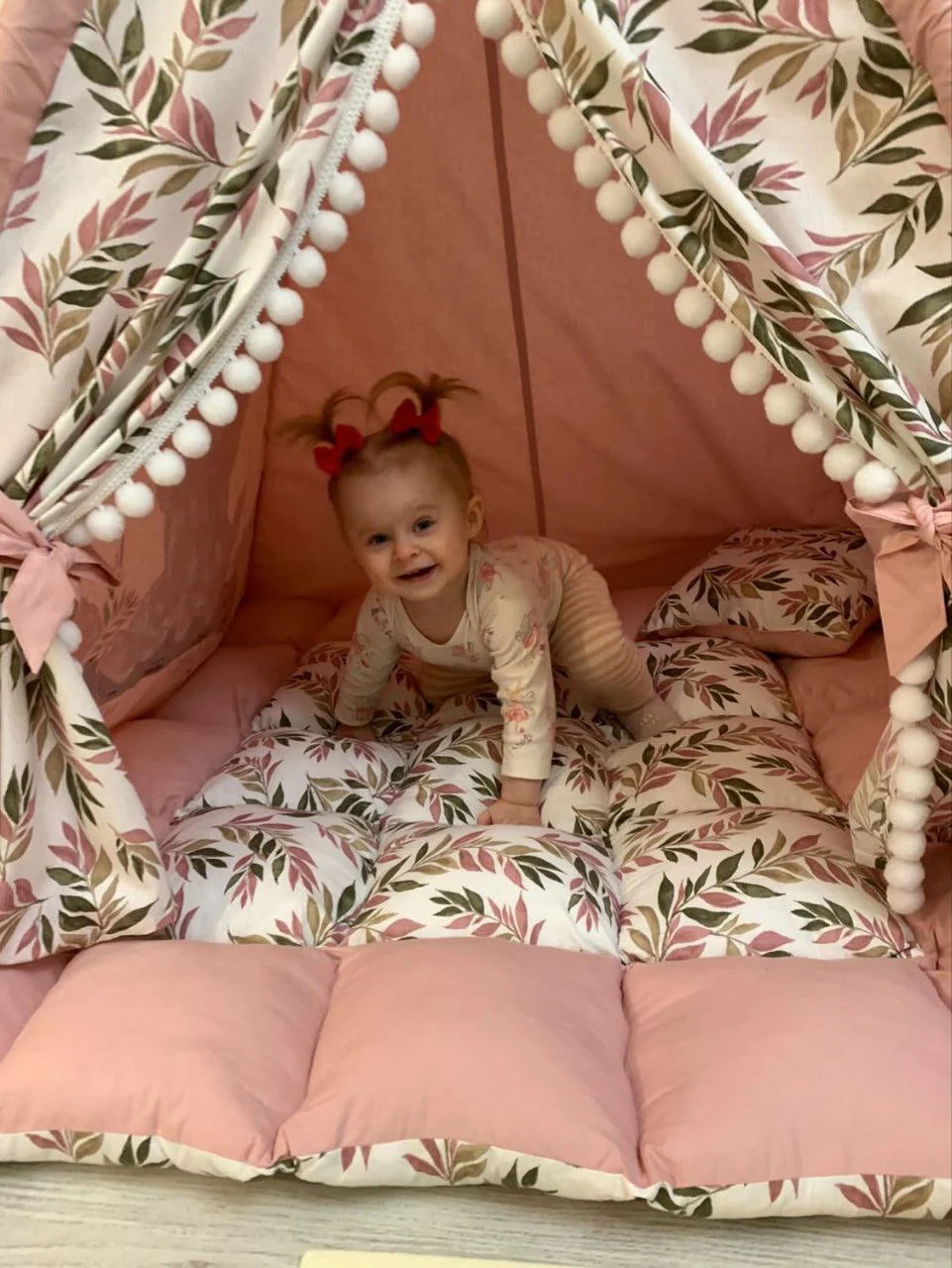 Teepee bambina rosa con tappeto e cuscini decorati foglie rosa e verdi, pompon bianchi e fiocchi rosa