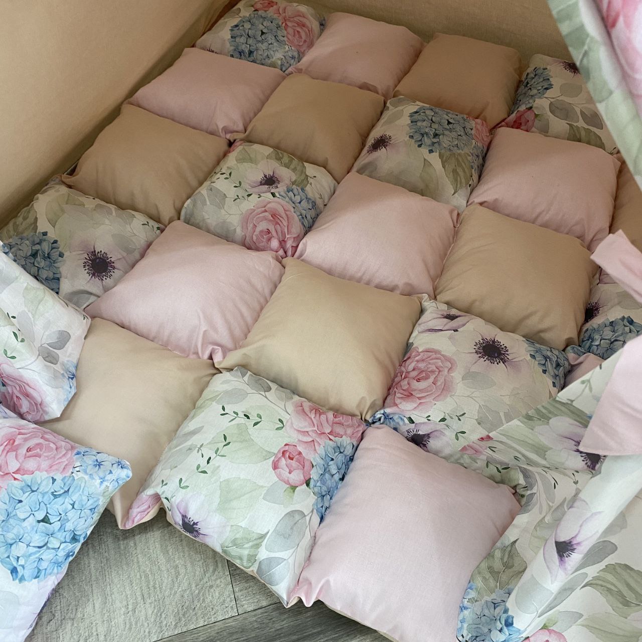 Tappeto scacchi imbottito teepee bambina rosa beige con rose e ortensie blu, cuscini coordinati