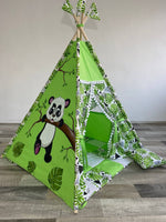 Tenda tipi bambini verde con panda dipinto a mano su ramo e foglie tropicali con pompon bianchi e cuscini coordinati