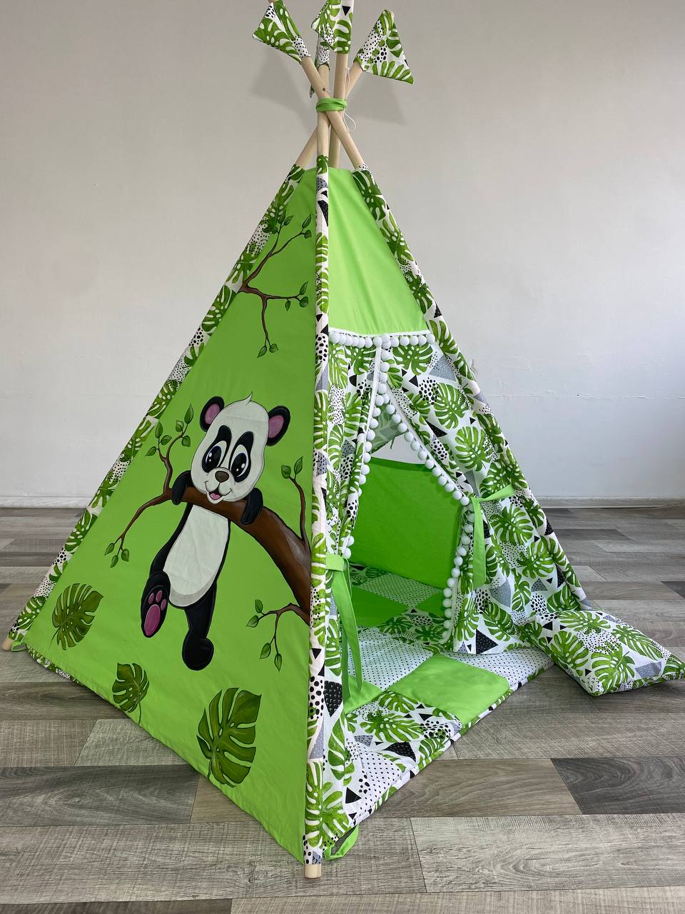 Tenda tipi bambini verde con panda dipinto a mano su ramo e foglie tropicali con pompon bianchi e cuscini coordinati