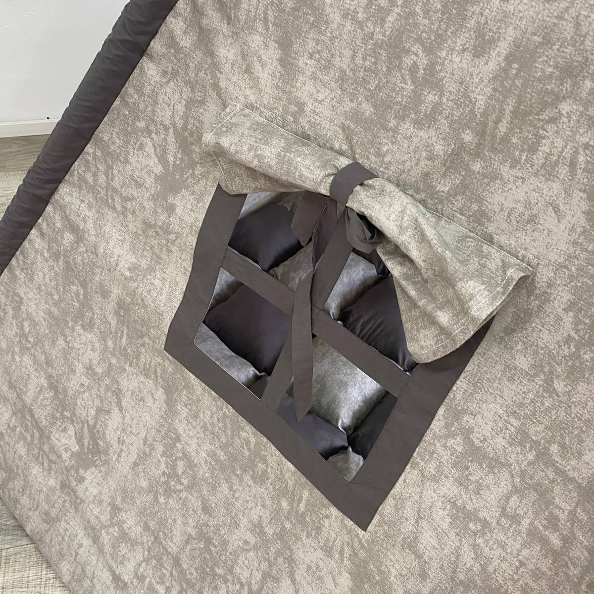 Finestra laterale tenda teepee grigia effetto marmo con laccetto scuro