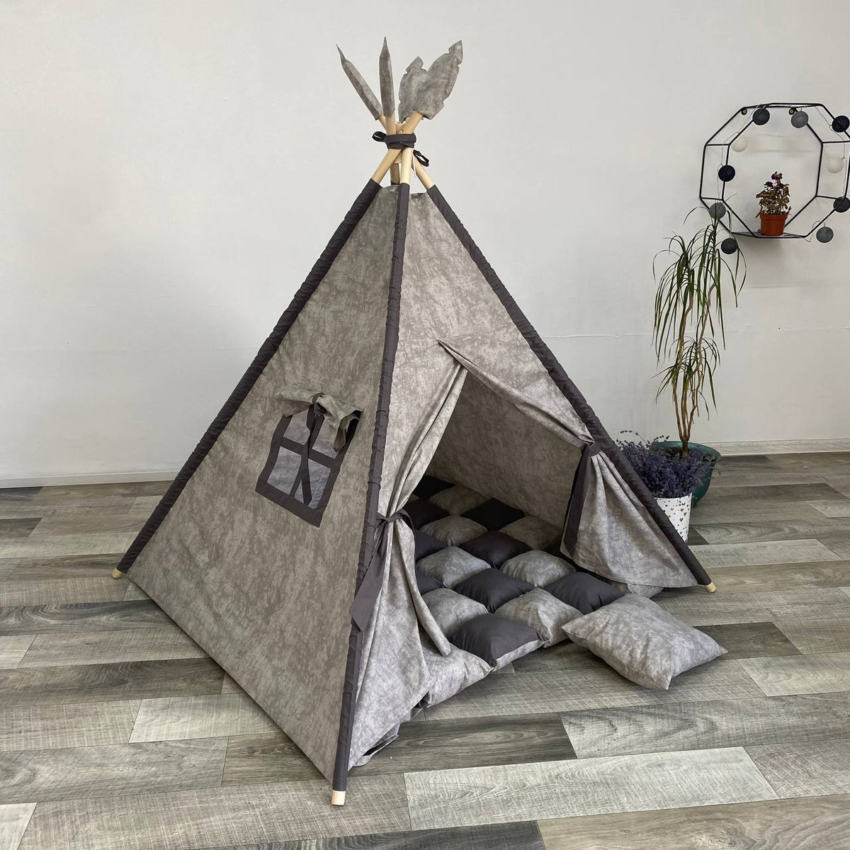 Tenda teepee bambini unisex grigia effetto marmo con bordi scuri piume e materassino coordinato