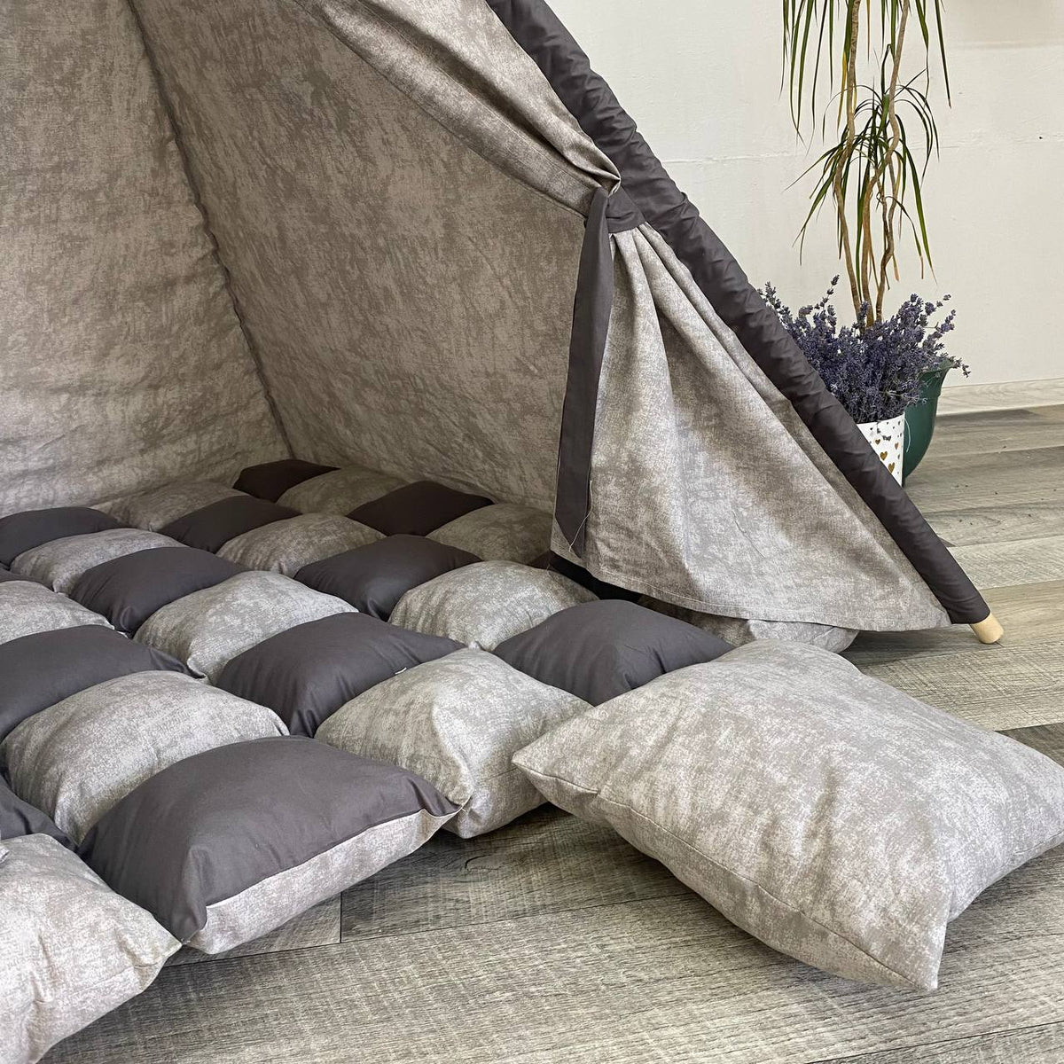 Interno teepee bambini con tappetto a scacchi grigio chiaro scuro e cuscino coordinato 