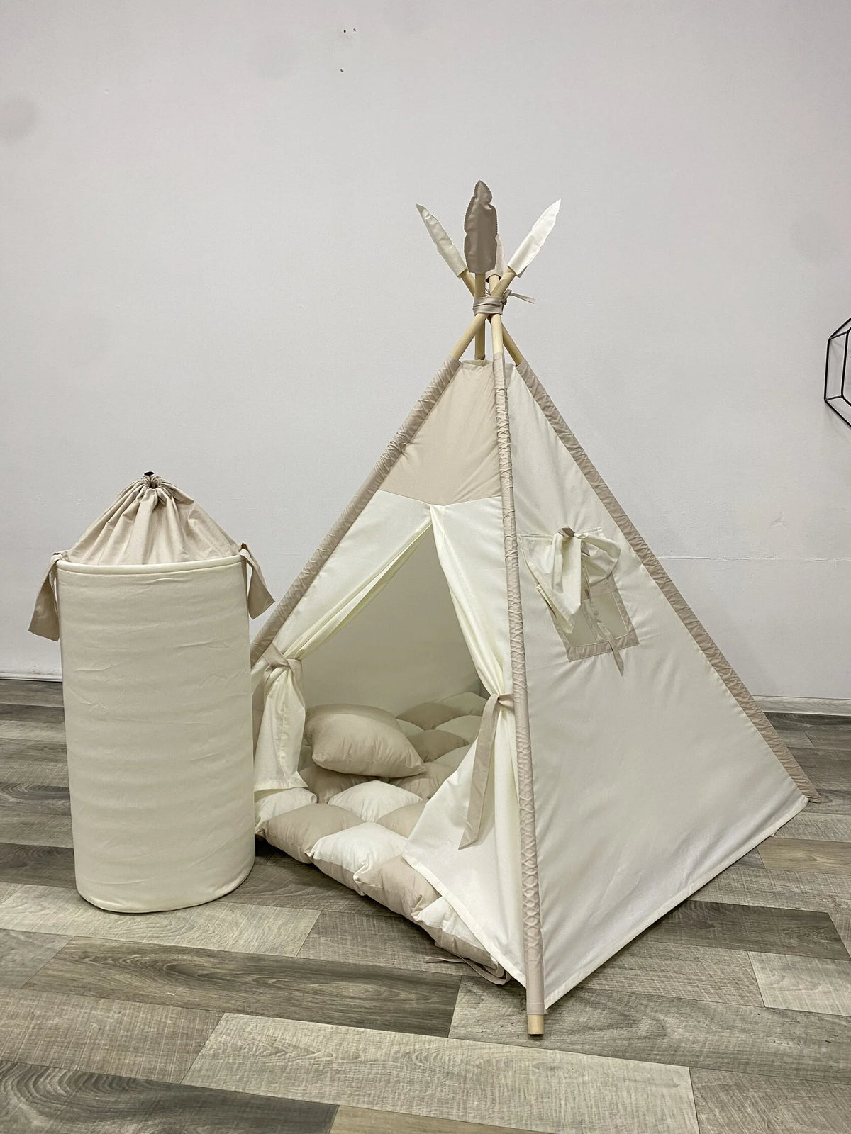 Tenda teepee bambini panna con contenitore portaoggetti piume e cuscini coordinati tappetto incluso 