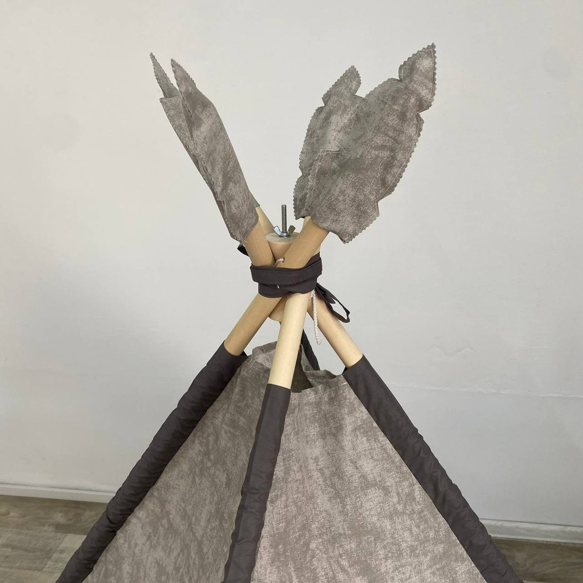 Pali in legno naturale con piume decorative grigie tenda teepee effetto marmo