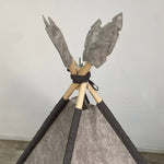 Pali in legno naturale con piume decorative grigie tenda teepee effetto marmo