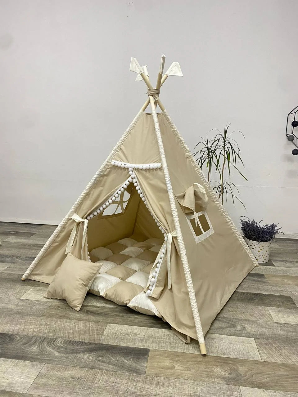 Tenda teepee bambini sabbia con pompon bianchi bandierine e cuscini coordinati tappetto incluso 