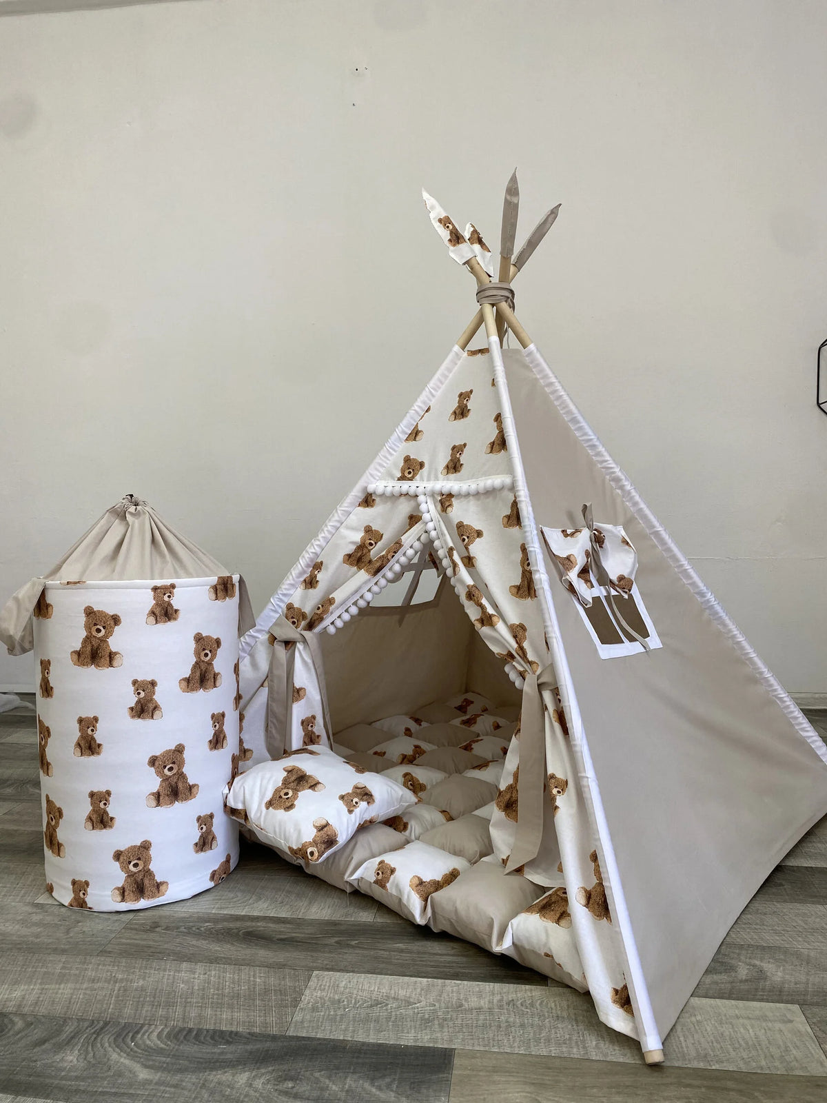 Tenda giochi bambini cotone panna bianco dipinta a mano tema orsetti personalizzata con nome, tappeto imbottito cuscino e pali pieghevoli inclusi