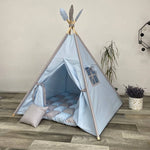 Tenda teepee bambini azzurra con bordi grigi cuscini e materassino coordinato