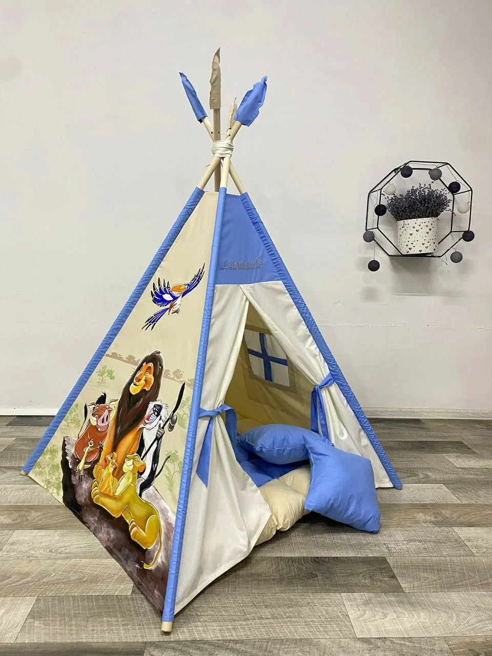 Tenda giochi bambini cotone azzurro dipinta a mano tema leone famiglia personalizzata con nome, tappeto imbottito cuscino e pali pieghevoli inclusi