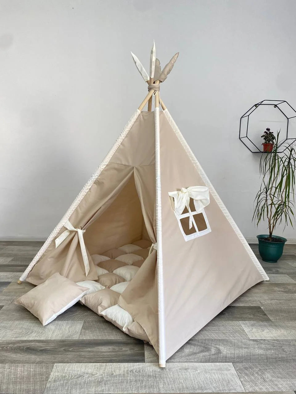 Tenda teepee bambini tortora con bordi bianchi piume decorative e cuscini coordinati tappetto incluso
