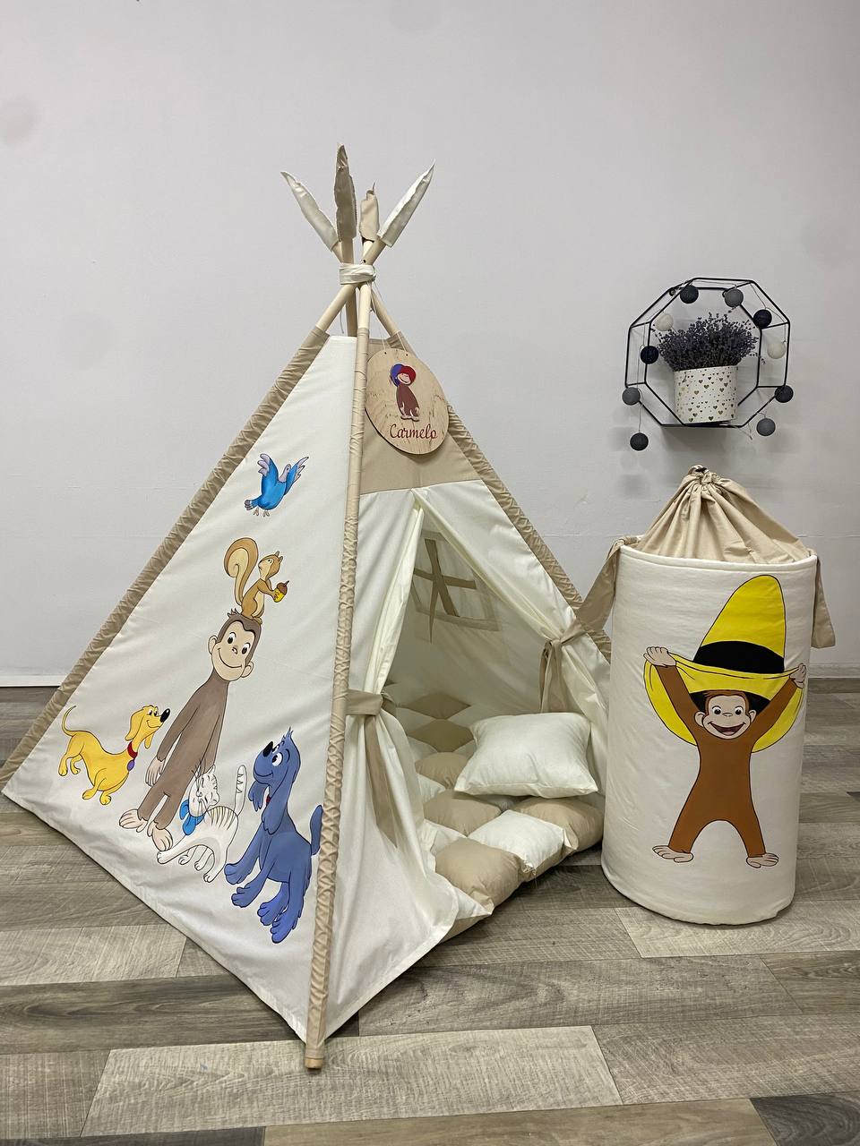 tenda teepee bambini in cotone beige dipinta a mano con scimmietta personalizzata e nome, tappeto incluso