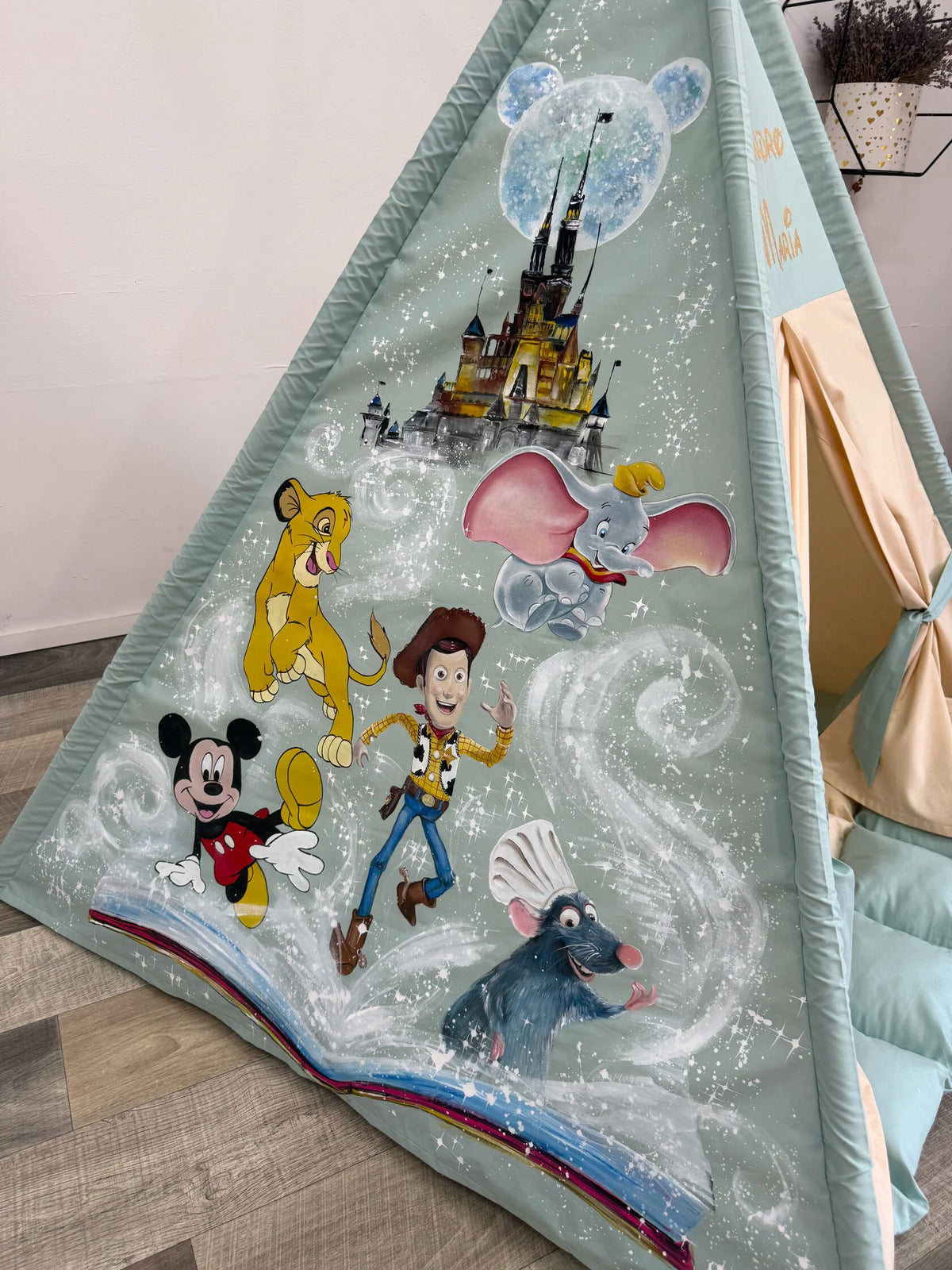 Tenda teepee bambini con dettaglio dipinto a mano su cotone verde acqua, tema fiaba e animali, decorazione artigianale