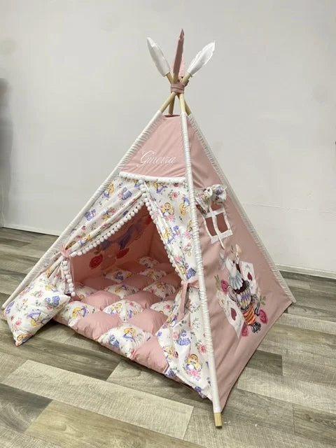 Tenda giochi teepee bambini cotone dipinta a mano tema Alice nel Paese delle Meraviglie personalizzata con nome, materassino imbottito cuscino e bastoni pieghevoli inclusi