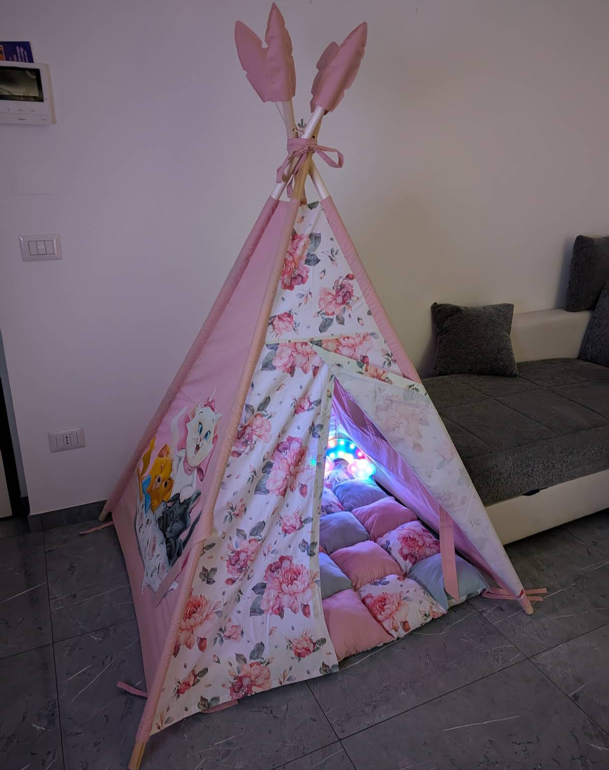 teepee bambina rosa con fratelli gatti biancp nero e beige dipinti a mano, pannelli decorati con fiori, pompon e cuscini coordinati