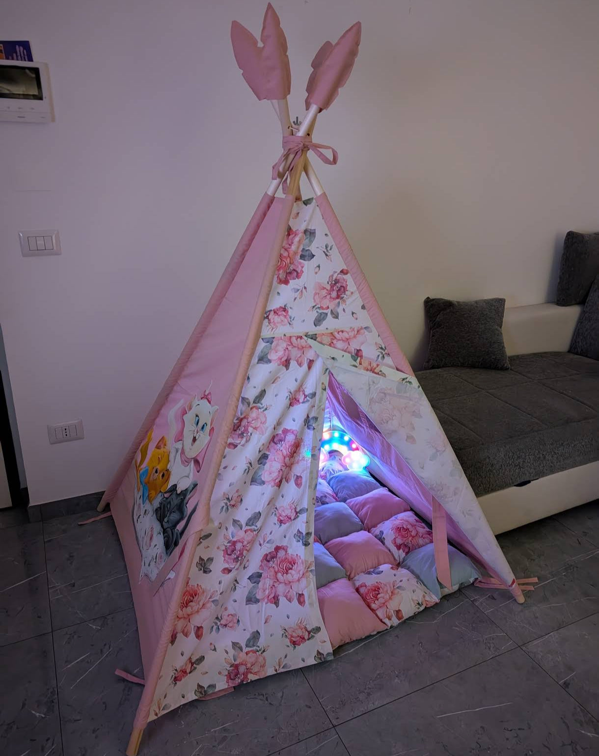 teepee bambina rosa con fratelli gatti biancp nero e beige dipinti a mano, pannelli decorati con fiori, pompon e cuscini coordinati