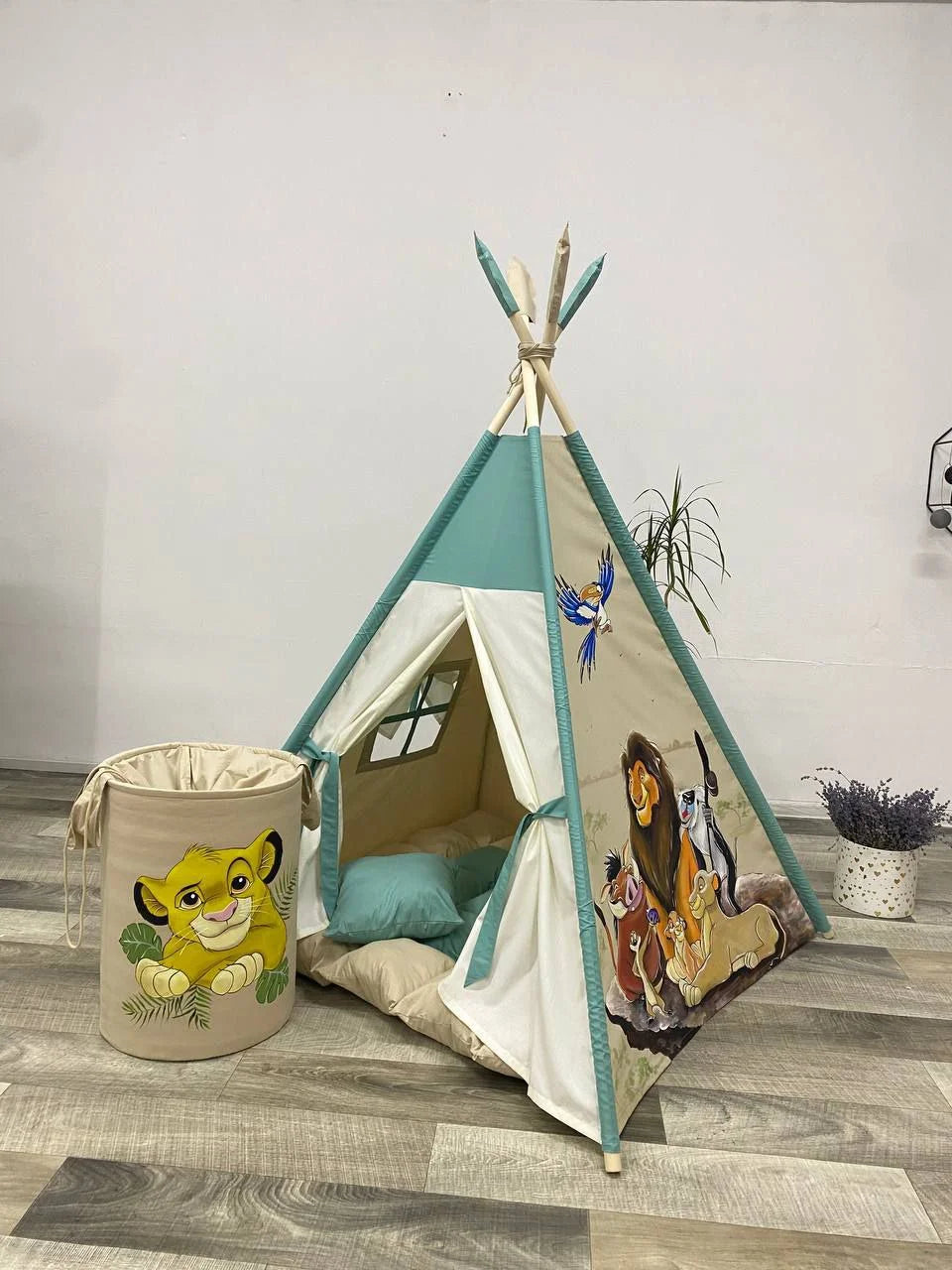 Tenda giochi bambini cotone beige dipinta a mano tema leone famiglia personalizzata con nome, cesto porta giochi giocattoli