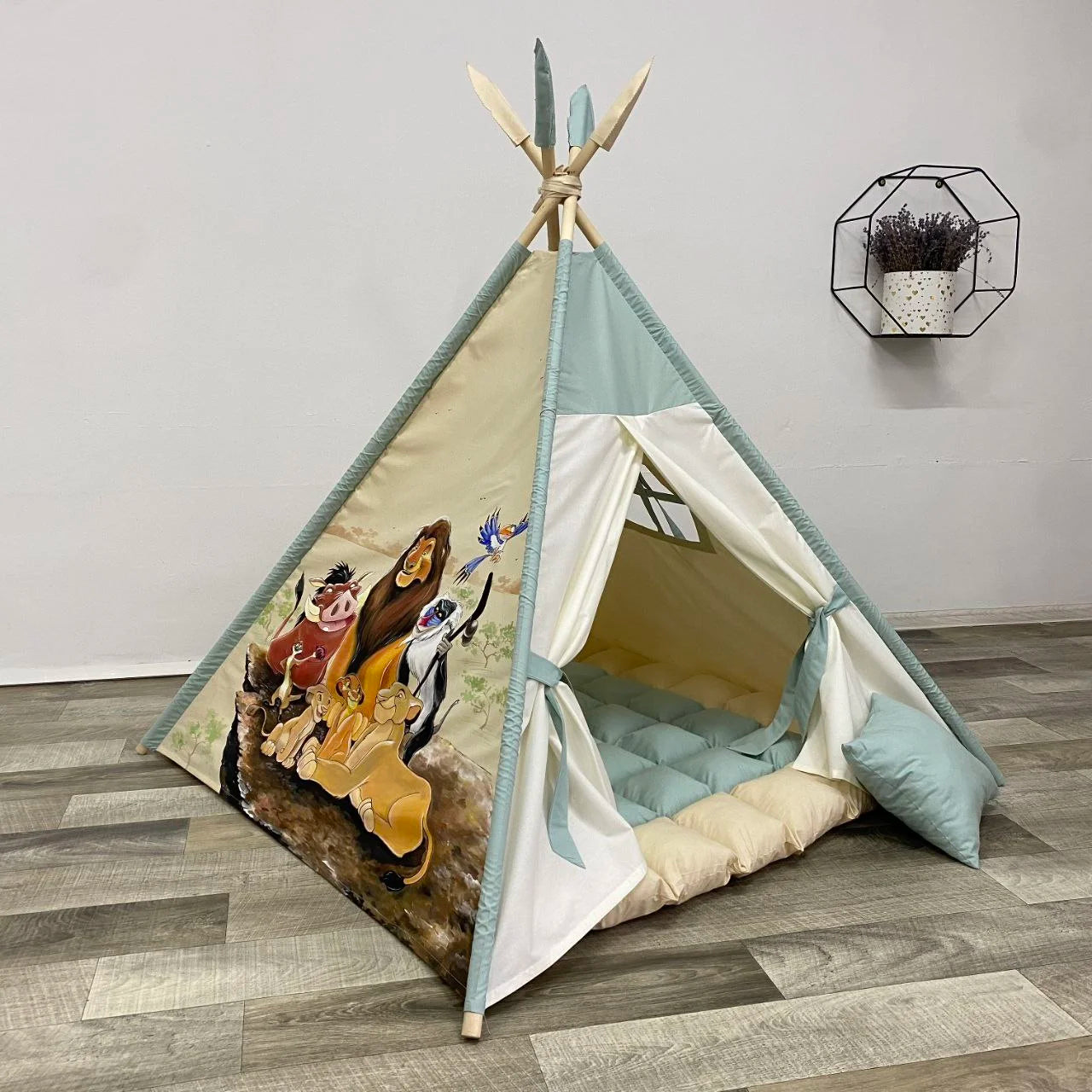 Tenda giochi bambini cotone beige dipinta a mano tema leone famiglia personalizzata con nome, tappeto imbottito cuscino e pali pieghevoli inclusi