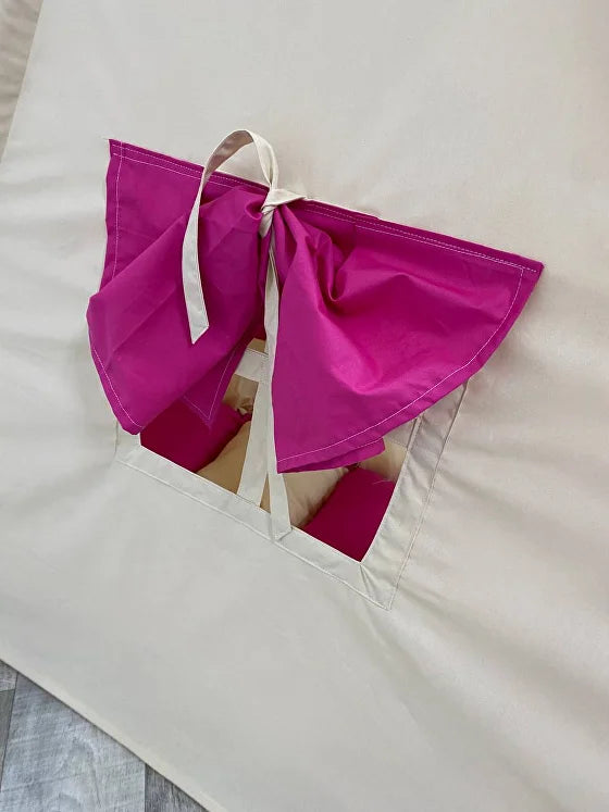 Dettaglio laterale tenda teepee bambini con finestra e tendina rosa