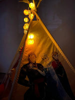 Tenda teepee bambini Frozen in cotone vista laterale con pali in legno e luci decorative accese