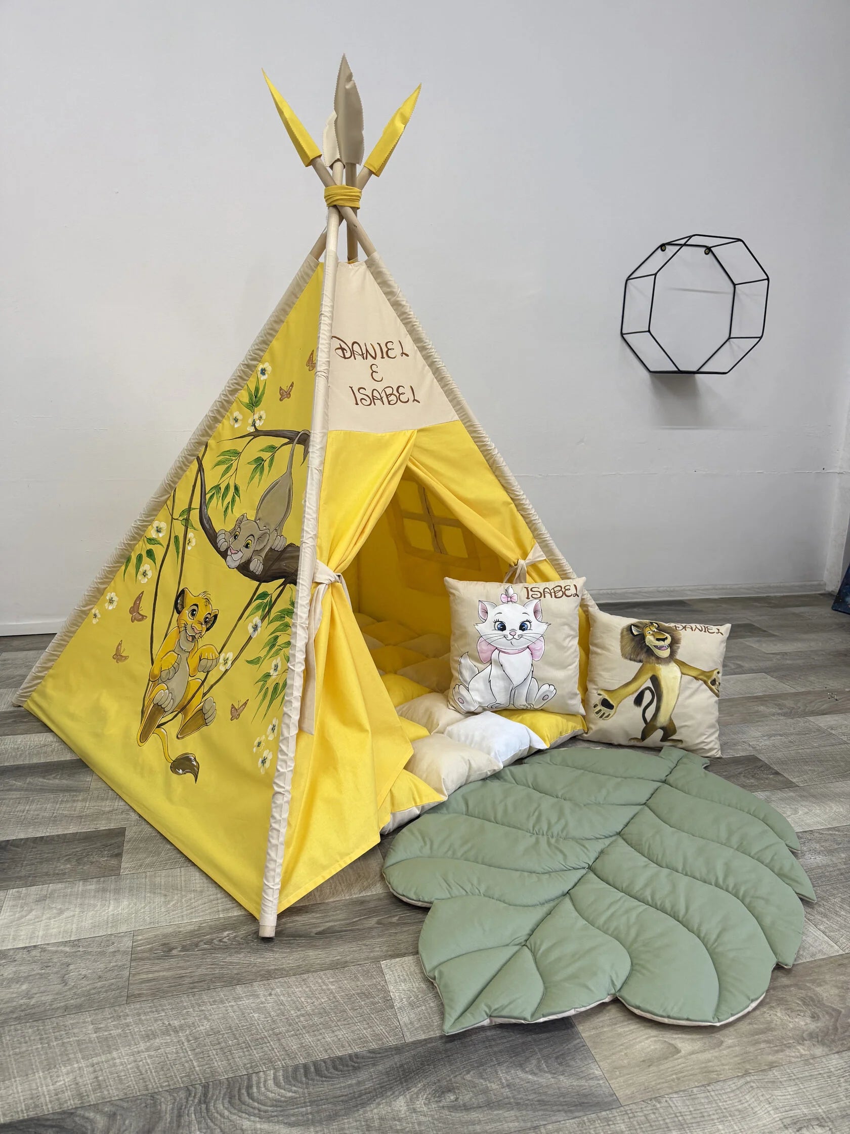 Tenda tipi/teepee/wigwam bambini gialla fatta a mano con dipinto  leoni, materassino imbottito, cuscino e pali pieghevoli inclusi   Made in Italy 
