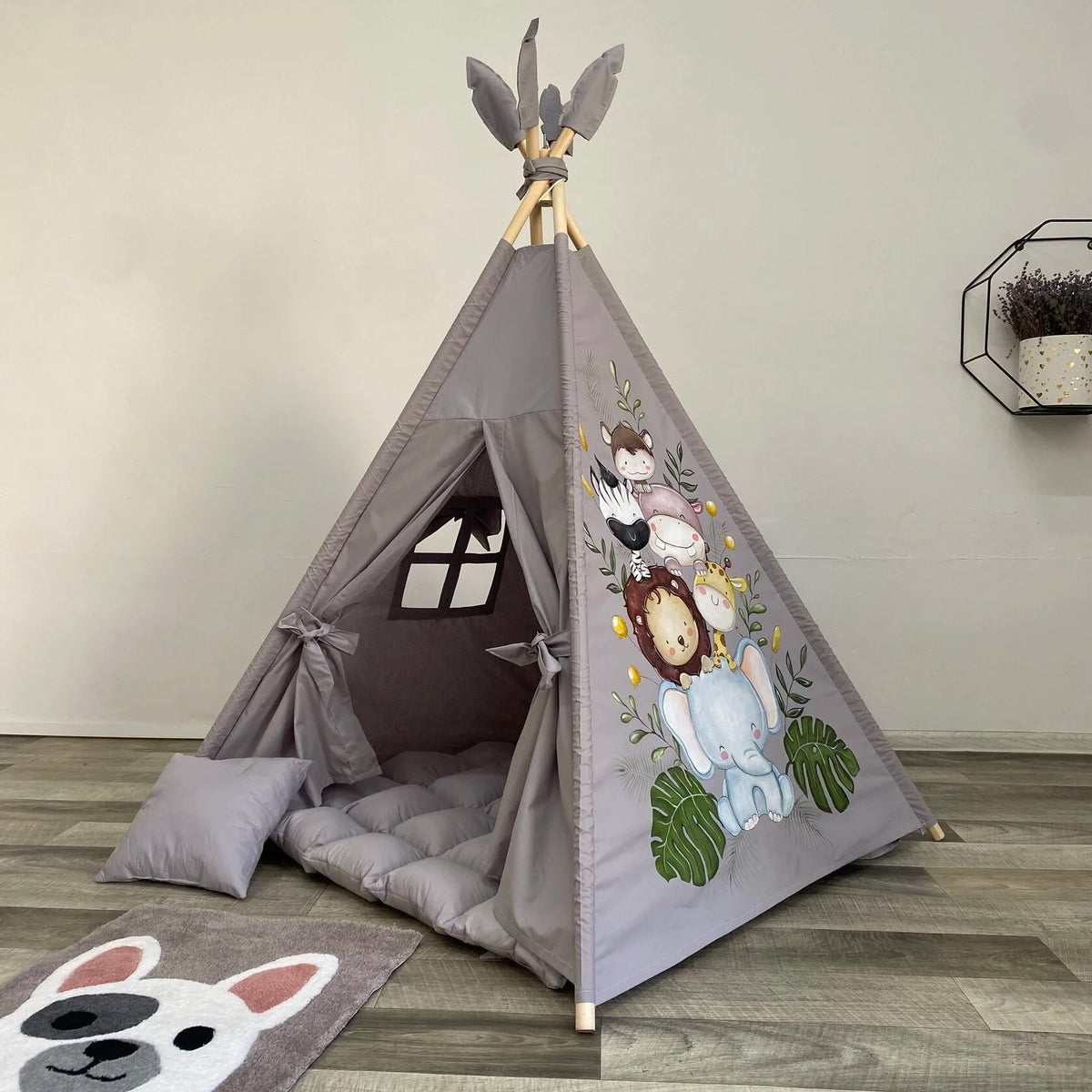 dipinto fatto a mano personaggi safari sulla tenda giochi personalizzata zebta, leone, elefante, giraffa koala  con il nome del bambino, ideale per playroom o cameretta a tema safari.
