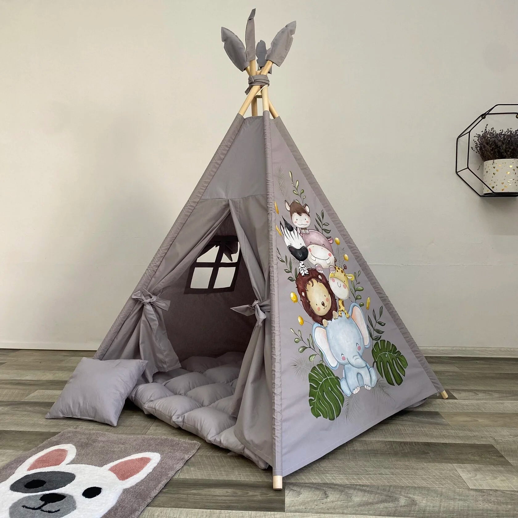 dipinto fatto a mano personaggi safari sulla tenda giochi personalizzata zebta, leone, elefante, giraffa koala  con il nome del bambino, ideale per playroom o cameretta a tema safari.