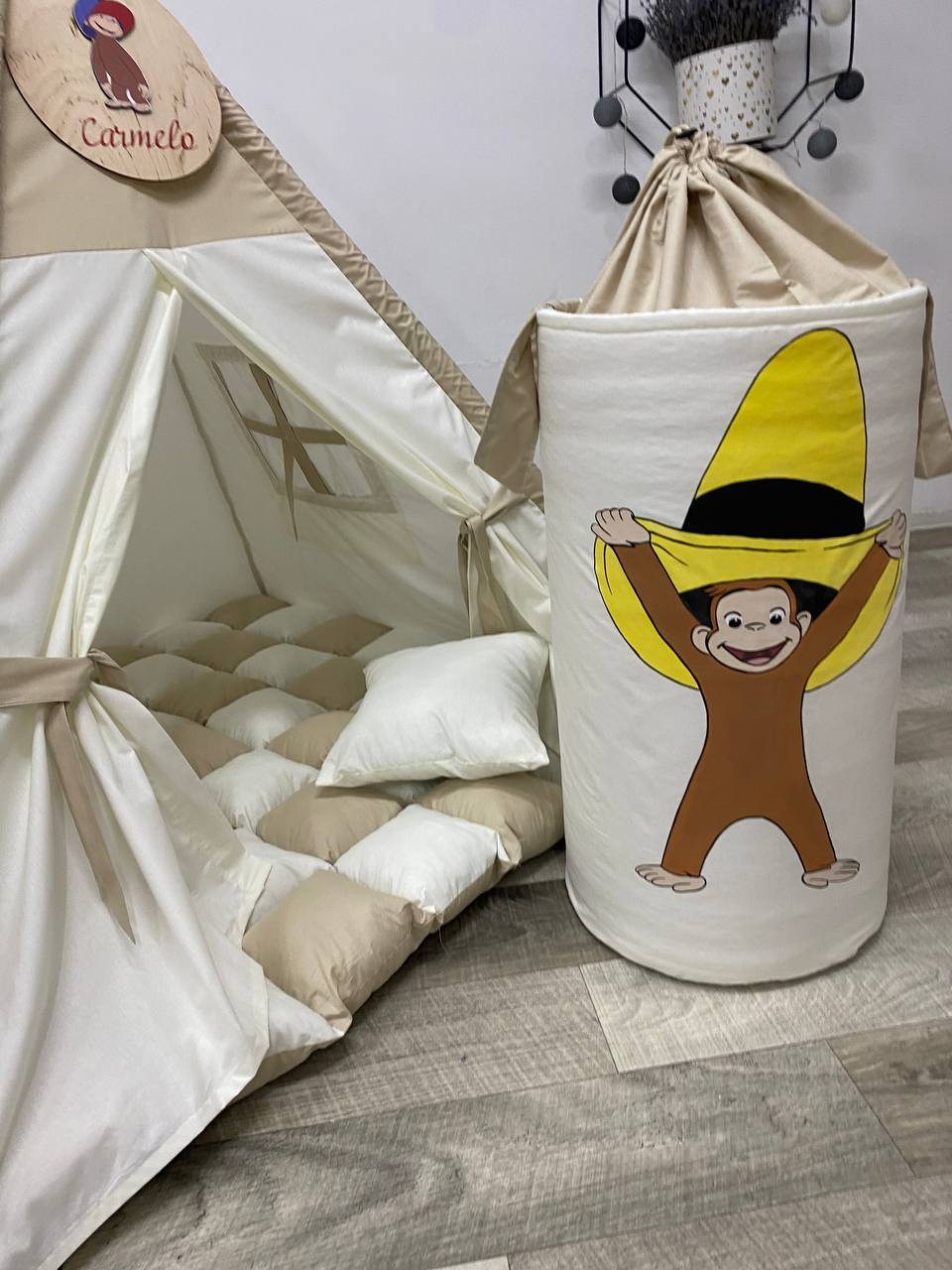 interno tenda teepee bambini in cotone beige dipinta a mano con scimmietta personalizzata e nome tappeto cestino