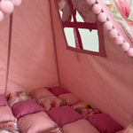 tenda teepee bambini interno tappetto a scacchi rosa floreale e finestrina 