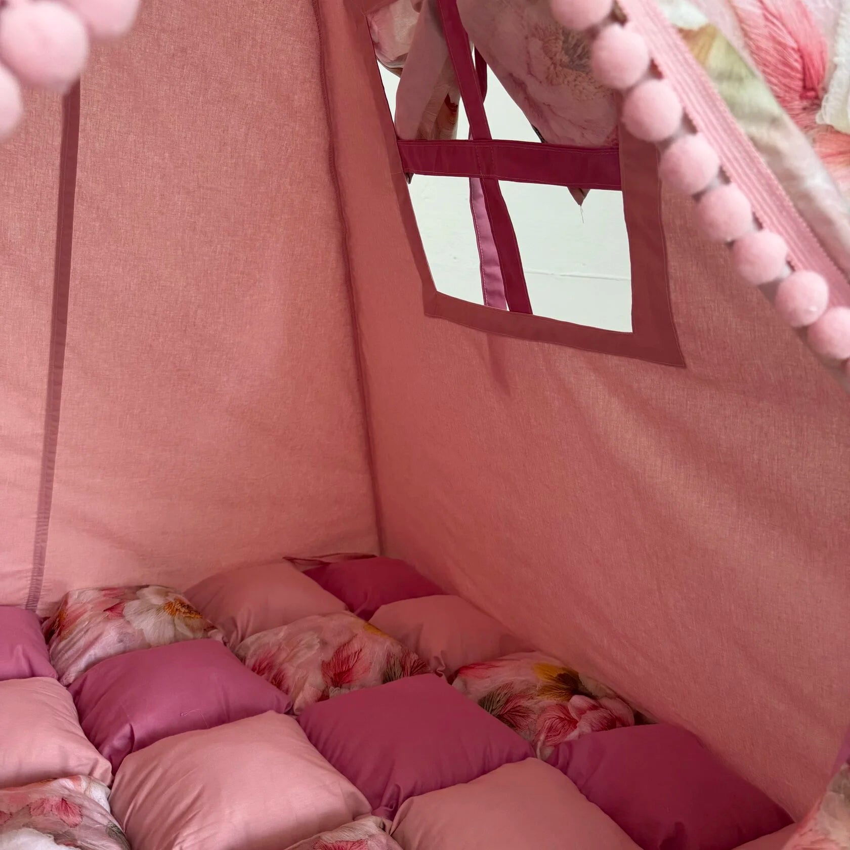tenda teepee bambini interno tappetto a scacchi rosa floreale e finestrina 