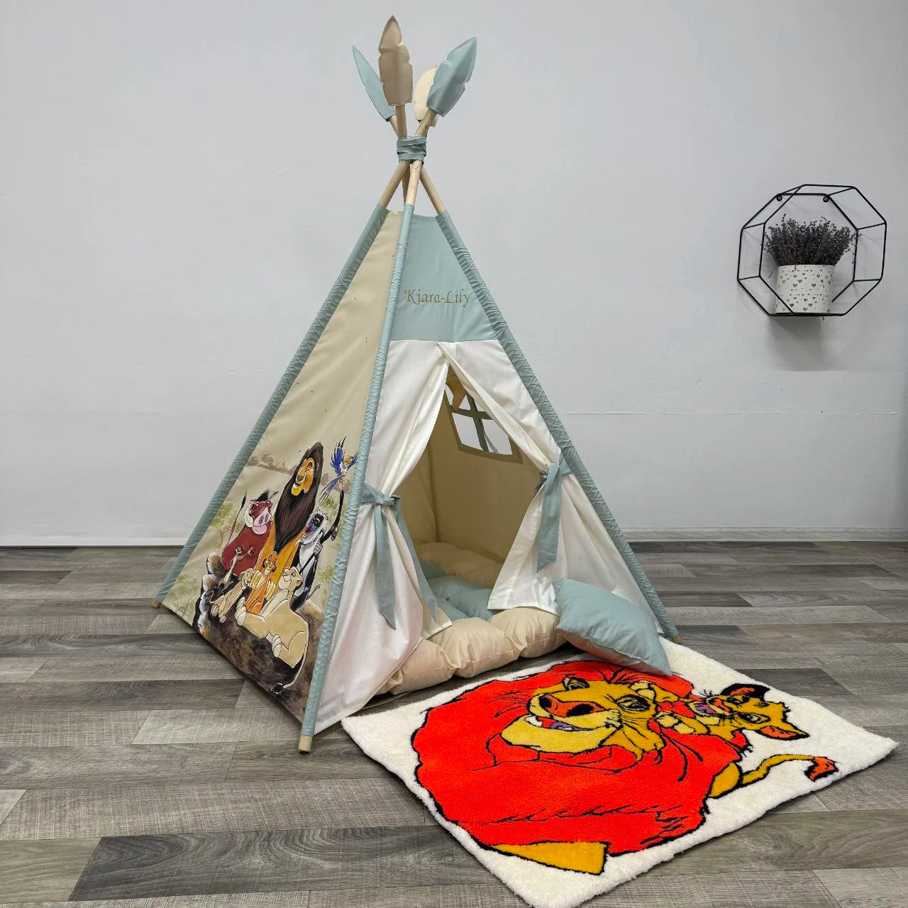 Tenda giochi bambini cotone beige dipinta a mano tema leone famiglia personalizzata con nome, tappeto imbottito cuscino e pali pieghevoli inclusi