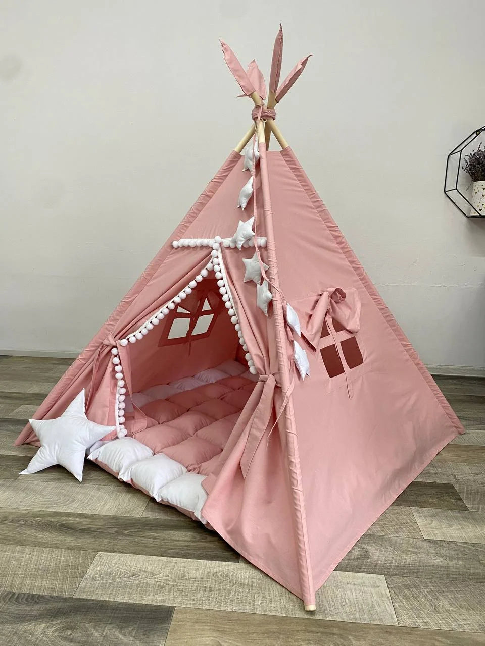 teepee bambina rosa con decorazioni piume e cuscini a stella