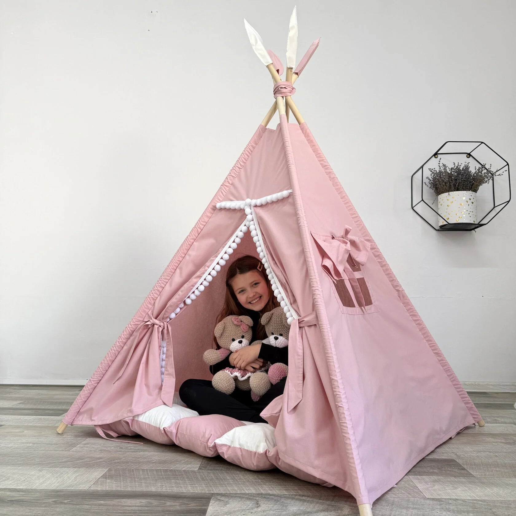 tenda teepee bambini rosa cipria con pompon bianchi e cuscino coordinato 