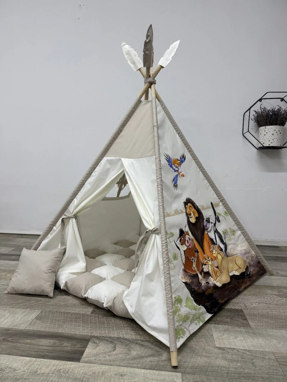 Tenda giochi bambini cotone tortora dipinta a mano tema leone famiglia personalizzata con nome, tappeto imbottito cuscino e pali pieghevoli inclusi