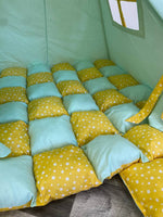 Tenda giochi bambini cotone verde menta e giallo dipinta a mano tema piccolo principe personalizzata con nome, tappeto imbottito cuscino e pali pieghevoli inclusi