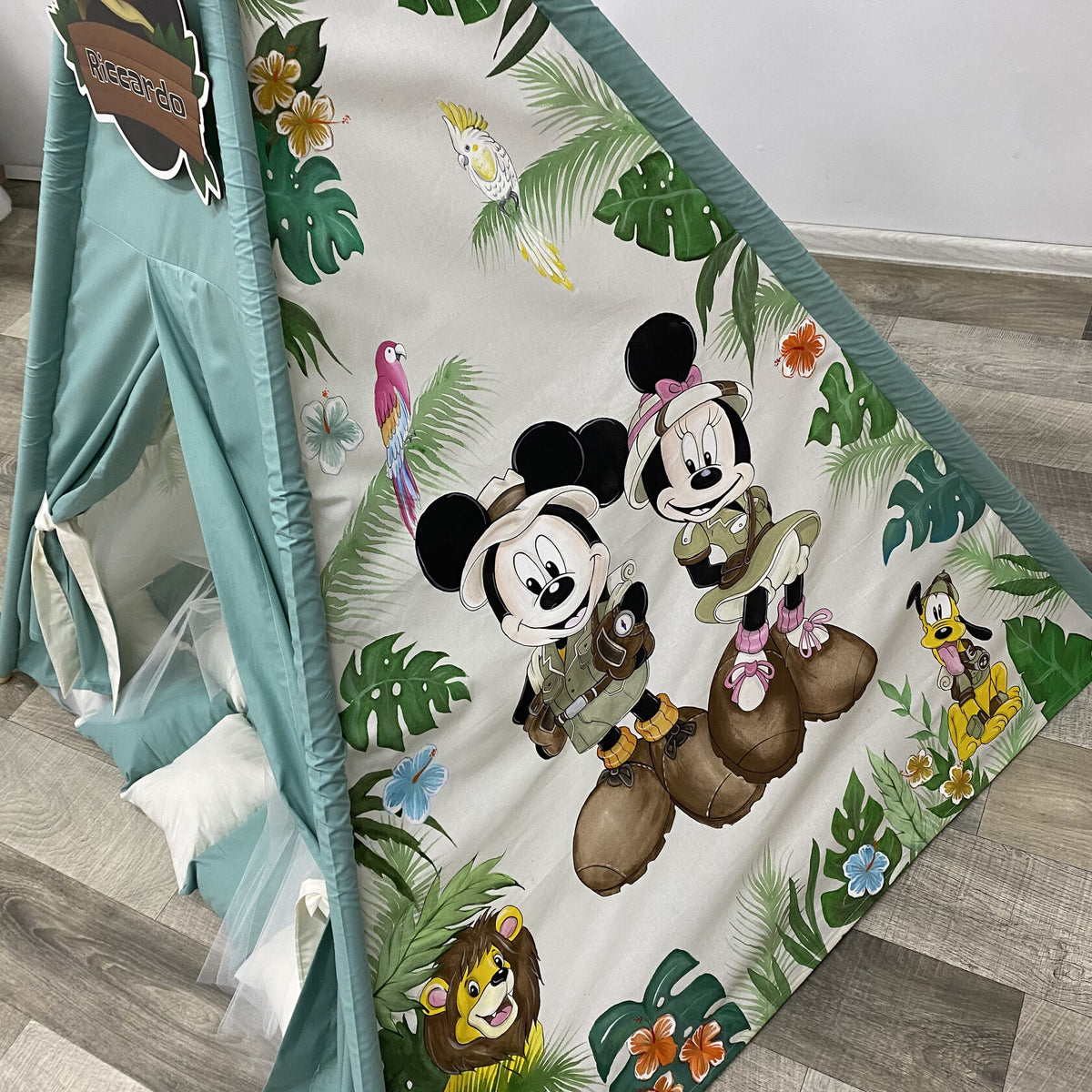 Dettaglio dipinto tenda teepee bambini topolini safari , foglie tropicali colori vivaci, pittura a mano su cotone