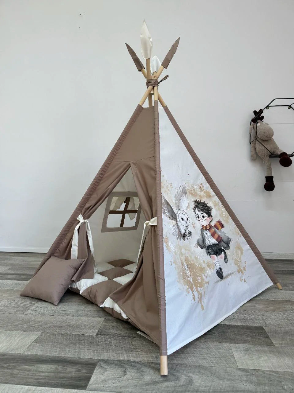 Tenda giochi bambini cotone beige marrone avorio dipinta a mano tema mago e bacchetta, personalizzata con nome, materassino imbottito, cuscino e pali pieghevoli inclusi
